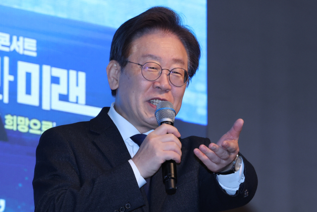 더불어민주당 이재명 대표가 5일 오후 광주 서구 김대중컨벤션센터에서 열린 민주당 영입인재 전국 순회 콘서트에서 인사말을 하고 있다. 연합뉴스