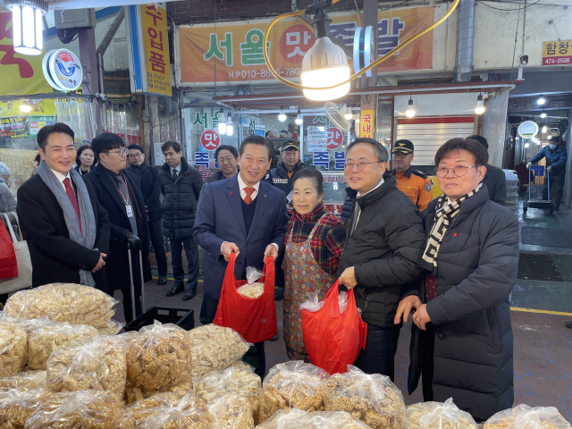 고기동 행정안전부 차관은 6일 설 명절을 앞두고 민생 현장을 점검하기 위해 대구 남구 봉덕1동 봉덕신시장을 방문했다. 행정안전부 제공