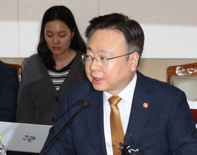 조규홍 보건복지부 장관이 6일 오후 서울 종로구 정부서울청사에서 열린 2024년 제1차 보건 의료정책심의위원회에 참석해 발언하고 있다. 연합뉴스