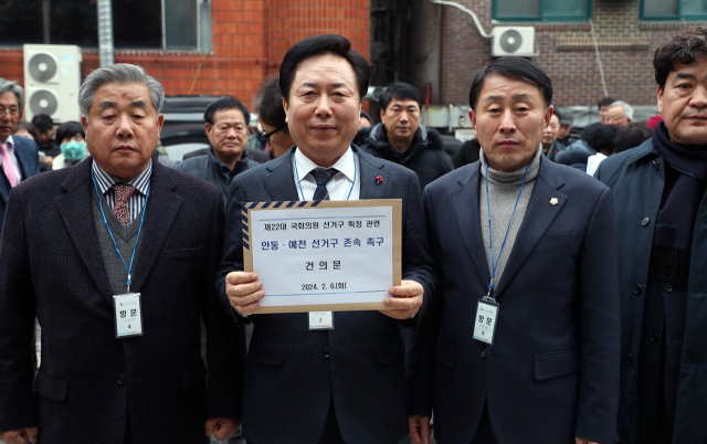 권기창 안동시장을 비롯해 안동지역 시민사회단체 회원들이 6일 중앙선거관리위 국회의원선거구획정위원회를 방문해 안동예천선거구 존속 건의문을 전달하고 간담회를 통해 선거구 존속 당위성을 설명했다. 안동시 제공