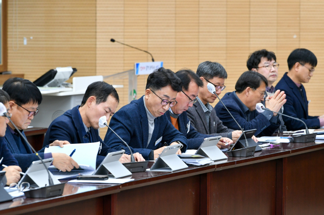 2025년도 국가투자예산 확보 전략회의에 참석한 간부공무원들이 회의자료를 살펴보고 있다. 영주시 제공
