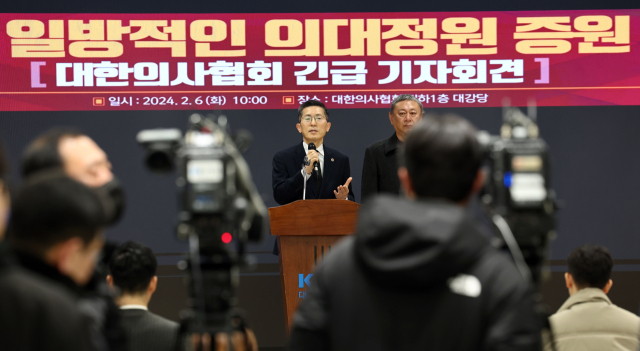 이필수 대한의사협회장이 6일 오전 서울 용산구 대한의사협회 회관에서 열린 정부의 일방적인 의대정원 증원 관련 대한의사협회 긴급 기자회견에서 입장문 발표 후 취재진 질문에 답하고 있다. 이날 정부는 2025학년 입시에 적용할 의과대학 입학 정원 확대 규모를 발표할 예정이다. 연합뉴스