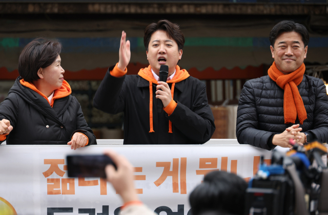 3일 오후 대구 서문시장에서 개혁신당 이준석 대표와 양향자 원내대표 등 당 지도부가 정책 홍보에 나서고 있다. 연합뉴스