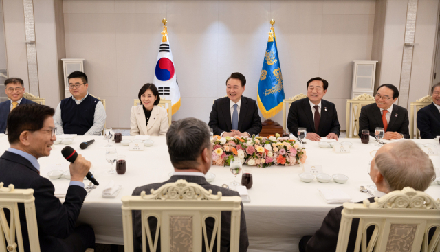 윤석열 대통령이 6일 서울 용산 대통령실 청사에서 열린 경제사회노동위원회(경사노위) 위원 격려 오찬에 참석해 경사노위 김문수 위원장의 발언을 듣고 있다. 연합뉴스