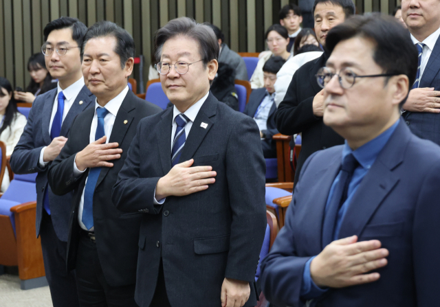 더불어민주당 이재명 대표와 의원들이 6일 국회에서 열린 의원총회에서 국민의례를 하고 있다. 연합뉴스