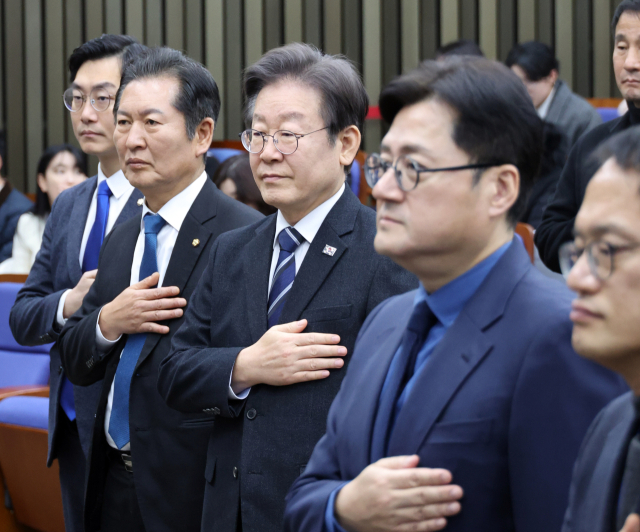 더불어민주당 이재명 대표와 의원들이 6일 국회에서 열린 의원총회에서 국민의례를 하고 있다. 연합뉴스
