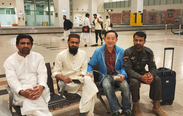 이슬라마바드 공항에서 도착하지 않은 배낭을 공항관계자와 세관원들이 추적하해 다음날 쉽게 찾을 수 있었다.친절한 파키스탄 사람들과 이야기를 나누고 있다.