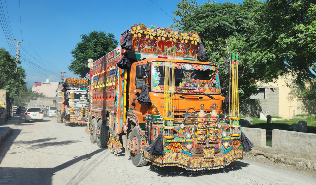 파키스탄의 버스와 화물차는 외부뿐만 아니라 내부에도 알록달록한 장식을 하고 있다. 경적소리 또한 아주 요란하고 사람들도 어디든 탈수가 있다.