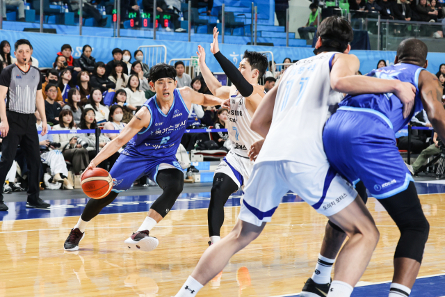 대구 한국가스공사 페가수스의 차바위가 6일 대구실내체육관에서 열린 2023-2024 KBL 서울 삼성 썬더스와의 경기에 출전해 돌파를 시도하고 있다. KBL 제공