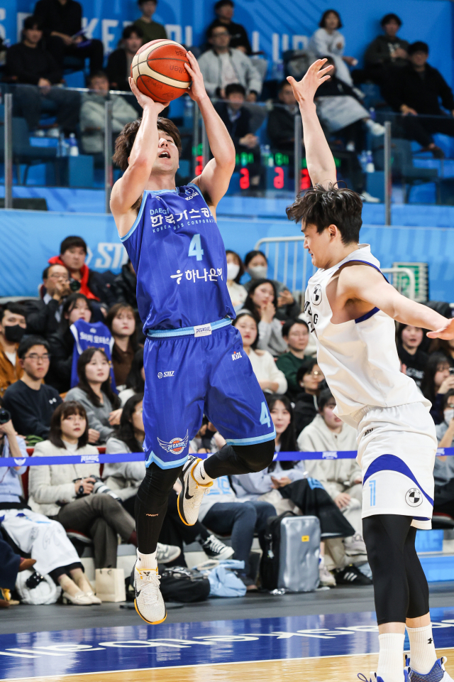 대구 한국가스공사 페가수스의 김낙현이 6일 대구실내체육관에서 열린 2023-2024 KBL 서울 삼성 썬더스와의 경기에 출전해 슛을 시도하고 있다. KBL 제공