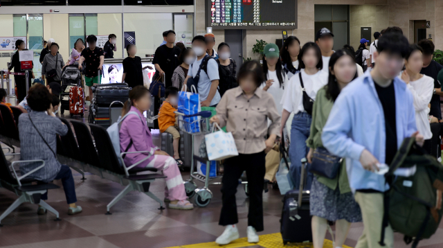 연휴를 맞아 붐비는 대구공항. 긴 명절 연휴에 맞춰 해외로 나가는 여행객들이 급증하고 있다. 매일신문DB