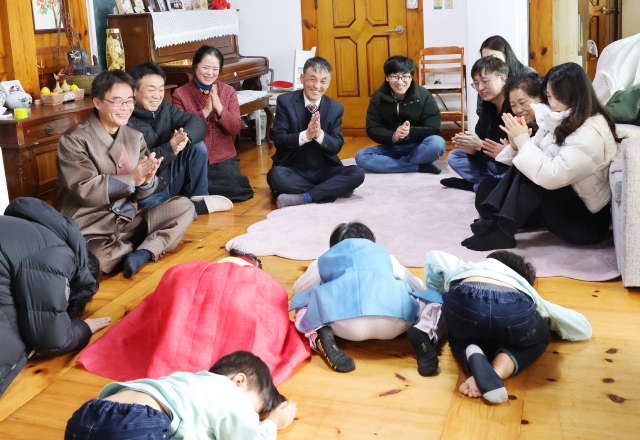 설날 박곡종택에서 어린이들이 일가친척 어른들에게 세배를 하고 있다. 칠곡군 제공