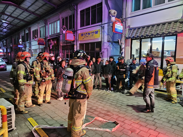 예천소방서와 시장 상인회 관계자들이 6일 예천상설시장에서 야간 합동소방훈련을 하고 있다. 예천소방서 제공