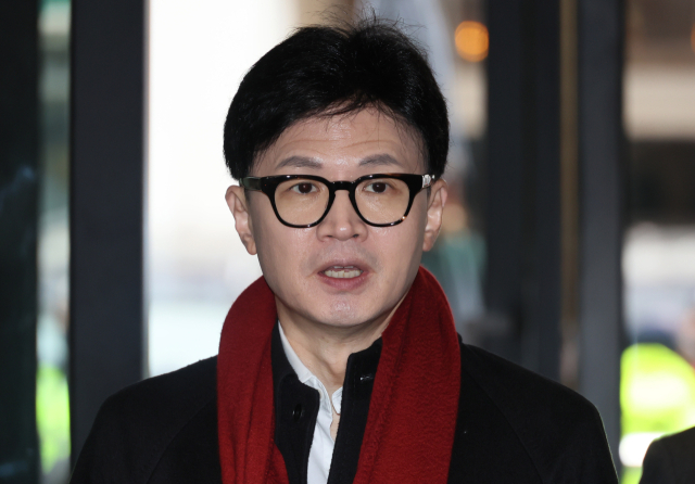 국민의힘 한동훈 비상대책위원장이 6일 오전 서울 여의도 당사로 출근하며 취재진 질문에 답하고 있다 연합뉴스
