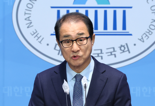 무소속 이성만 의원이 5일 국회 소통관에서 22대 총선 부평갑 출마선언 기자회견을 하고 있다. 연합뉴스