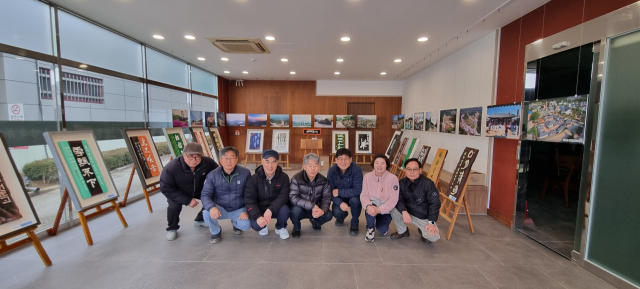 중앙고속도로 춘천 방향 군위휴게소 미술관에서 전시회를 열고 있는 삼국유사 웅산서각 동아리 회원들이 기념 사진을 촬영하고 있다. 군위군 제공