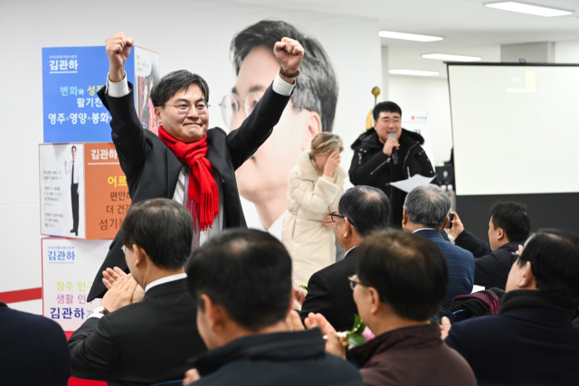 김관하 예비후보가 사무실 개소식에서 지지를 호소하고 있다. 마경대 기자