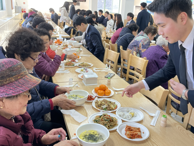 7일 농협중앙회 교육생이 구미시 선산읍 어르신들에게 떡국을 나눠주고 있다. 농협구미교육원 제공