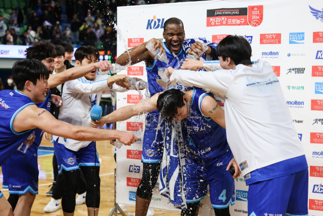 대구 한국가스공사 페가수스의 김낙현이 6일 대구에서 열린 2023-2024시즌 KBL 서울 삼성 썬더스와의 경기를 승리로 이끈 뒤 방송 인터뷰를 하다 동료들의 물 세례를 받고 있다. KBL 제공