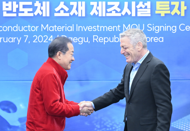 7일 오전 대구시청 산격청사에서 홍준표(왼쪽) 대구시장과 일란 게리 IMC 그룹 사장이 투자협약식을 진행했다. 대구시 제공