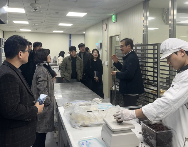 지난 2일 경상북도농업기술원 관계자들이 구미 밀밸리특구에서 1특구 1특화마을 혁신모델 현장 견학을 하고 있다. 경북도 제공
