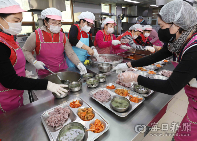 지난 7일 대구 성서노인종합복지관에서 북한이탈주들로 구성된 