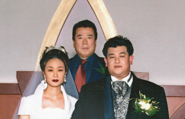 이현석 씨 결혼식 사진. 중앙 뒷쪽 정광 선생님, 앞쪽 오른쪽 이현석 씨, 왼쪽 아내 권수정 씨. 이현석 제공