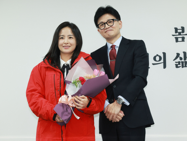 국민의힘 한동훈 비상대책위원장이 지난 7일 오후 서울 여의도 국민의힘 중앙당사에서 열린 국민인재 영입 환영식에서 김효은 EBSi 영어강사와 기념촬영을 하고 있다. 연합뉴스