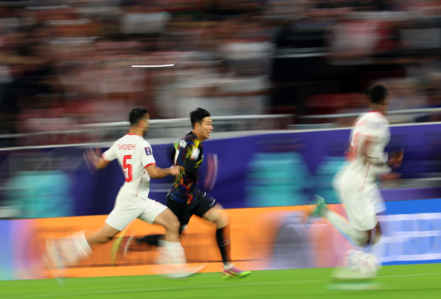 6일(현지시간) 카타르 알라이얀 아흐마드 빈 알리 스타디움 열린 2023 아시아축구연맹(AFC) 아시안컵 4강전 한국과 요르단 경기. 후반 종료 시간을 얼마 남기지 않은 시점에 손흥민이 사이드 돌파를 시도하고 있다. 연합뉴스