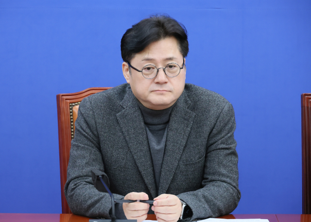 더불어민주당 홍익표 원내대표가 8일 국회에서 열린 정책조정회의에서 이개호 정책위의장의 발언을 듣고 있다. 연합뉴스