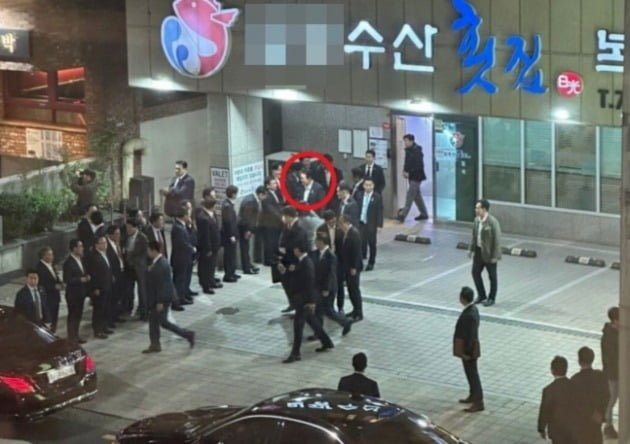 윤석열 대통령이 지난해 4월 6일 부산 해운대의 한 횟집에서 비공개 만찬을 진행한 후 식당을 나서면서 일행들과 인사를 나누고 있다. 온라인 커뮤니티 캡처