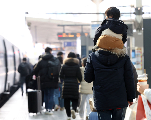설 연휴를 하루 앞둔 8일 오전 서울역에서 시민 및 귀성객들이 열차에 오르기 위해 이동하고 있다. 연합뉴스