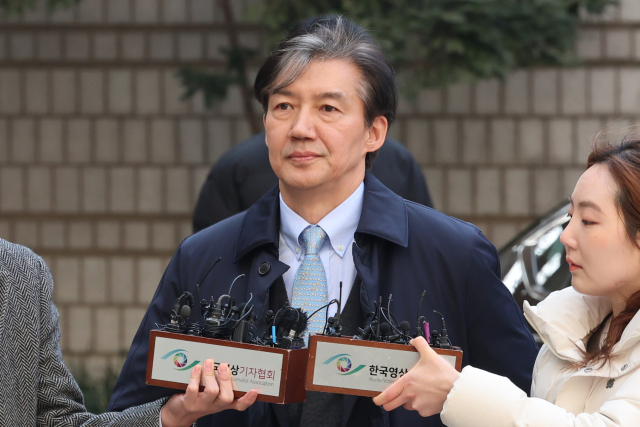 자녀 입시 비리와 청와대 감찰 무마 등의 혐의로 1심에서 실형을 선고받은 조국 전 법무부 장관이 8일 오후 서울 서초동 서울고등법원에서 열리는 항소심 선고공판에 출석하고 있다. 연합뉴스