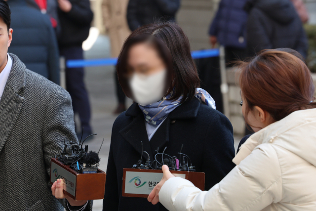 자녀 입시 비리 혐의로 1심에서 실형을 선고받은 정경심 전 동양대 교수가 8일 오후 서울 서초구 서울고등법원에서 열리는 항소심 선고공판에 출석하고 있다. 연합뉴스