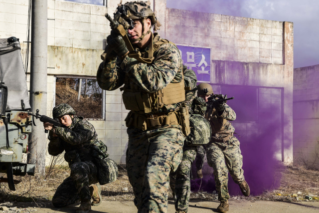 지난 7일 KMEP 연합훈련 중인 한미 해병대 장병들이 도시지역 전투상황을 가정한 CQB 훈련을 실시하고 있다. 해병대 1사단 제공.