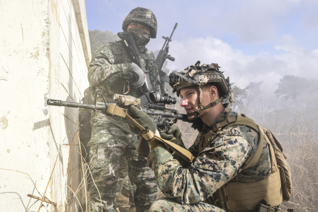 지난 7일 KMEP 연합훈련 중인 한미 해병대 장병들이 도시지역 전투상황을 가정한 CQB 훈련을 실시하고 있다. 해병대 1사단 제공.