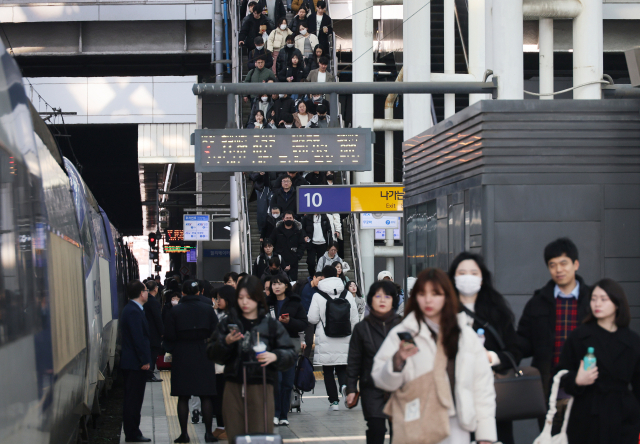 설을 앞둔 8일 서울역 열차 승강장에서 귀성하는 시민 등이 열차에 탑승하고 있다. 연합뉴스
