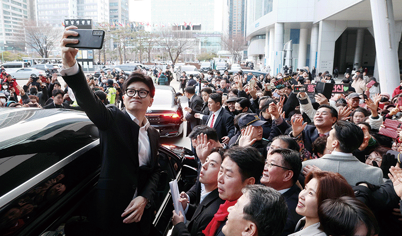 지난달 10일 국민의힘 부산시당 간담회 후 시민들 사이에서 폭발적 인기를 증명하는 한동훈 비대위원장. 출처=뉴시스