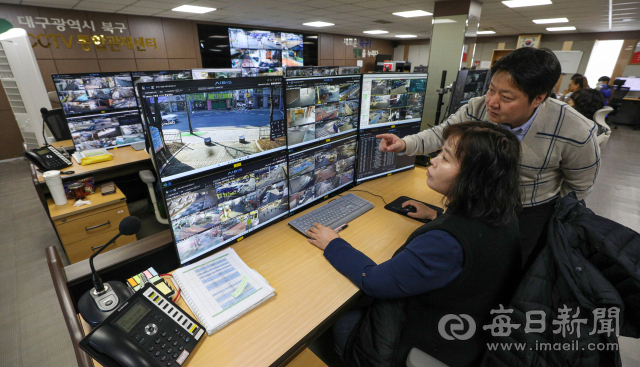 8일 대구시 CCTV 통합관제센터에서 직원들이 시 전역에 설치된 1만 6천 800여 대의 CCTV 영상을 분석하고 있다. 대구시는 안전사고 및 범죄 예방을 위해 설 연휴 기간 동안 24시간 관제센터를 운영한다. 특히 동대구역과 동대구복합환승센터 등 귀성객들이 많이 이용하는 다중집합장소를 집중 관제한다. 안성완 기자 asw0727@imaeil.com