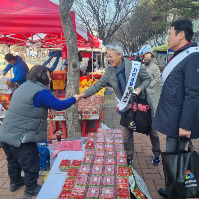 8일 송경창(가운데) 경북경제진흥원장과 김창혁 경북도의원(오른쪽)이 구미 구평목요장에서 장을 보고 있다. 경북경제진흥원 제공