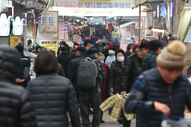 설 명절을 앞둔 8일 서울의 한 전통시장에서 시민들이 장을 보고 있다. 연합뉴스