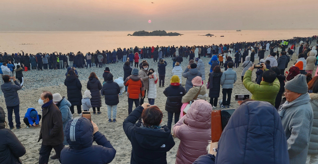 해오름 동맹 도시의 포항 호미곶, 경주 감포 문무대왕릉, 울산 간절곳은 동해안을 따라 이어진 일출 명소로 유명하다. 사진은 경주시 감포읍 문무대왕릉 모습. 경주시 제공