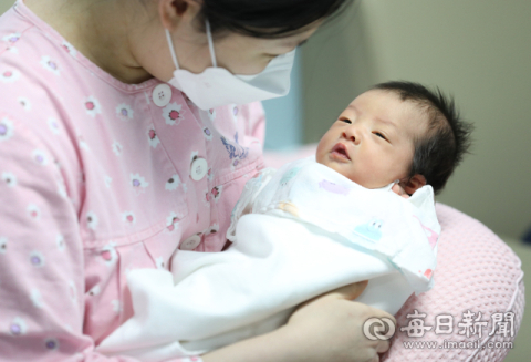 7일 경북 영천시 '제이병원'에서 산모 황O진 씨가 열흘 전 출산한 딸 황보아 양을 쓰다듬고 있다. 안성완 기자 asw0727@imaeil.com