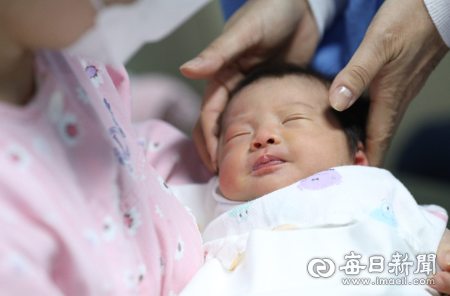 7일 경북 영천시 '제이병원'에서 산모 황O진 씨가 열흘 전 출산한 딸 황보아 양을 쓰다듬고 있다. 안성완 기자 asw0727@imaeil.com