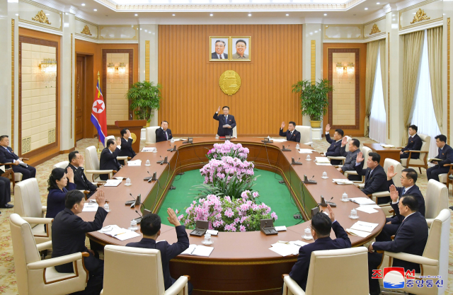 북한 관영 조선중앙통신은 지난 7일 만수대의사당에서 최고인민회의 상임위원회 제14기 제30차 전원회의가 진행됐다고 8일 보도했다. 이날 회의에서는 북남경제협력법, 금강산국제관광특구법과 그 시행규정, 북남경제협력 관련 합의서들의 폐지가 의안으로 상정돼 채택됐다.연합뉴스