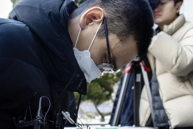 검찰이 '테라·루나' 폭락 사태의 핵심 인물 중 한명인 한창준 테라폼랩스 최고재무책임자가 구속 전 피의자 심문(영장실질심사)을 받기 위해 8일 오전 서울남부지법으로 들어서고 있다. 연합뉴스