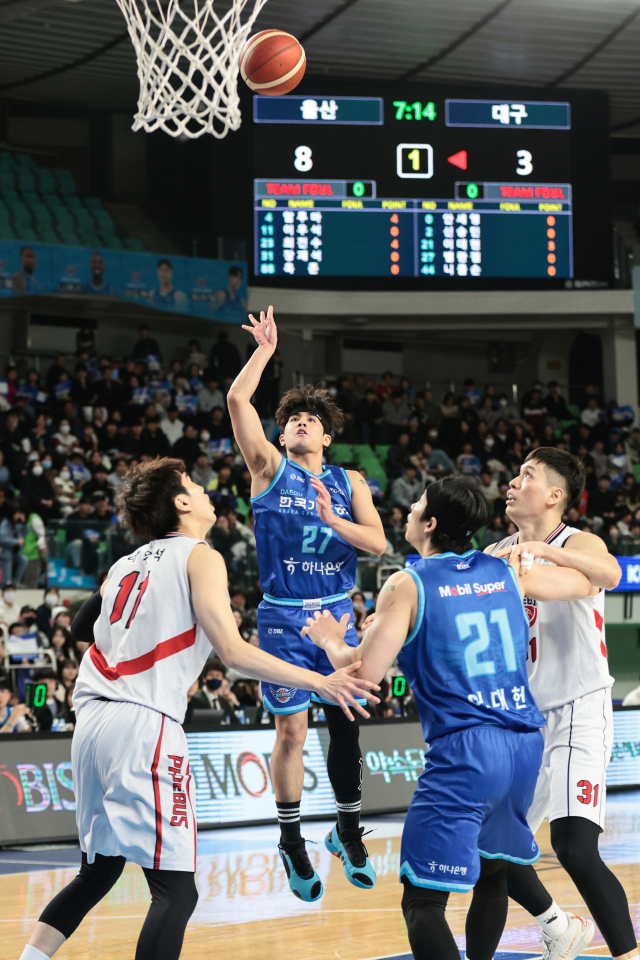 대구 한국가스공사의 샘조세프 벨란겔이 8일 대구실내체육관에서 열린 2023-2024 KBL 울산 현대모비스 피버스와의 경기에 출전해 플로터를 시도하고 있다. KBL 제공