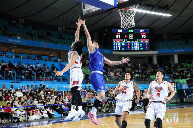 대구 한국가스공사의 신승민(2번)이 8일 대구실내체육관에서 열린 2023-2024 KBL 울산 현대모비스 피버스와의 경기에 출전해 골밑슛을 던지고 있다. KBL 제공