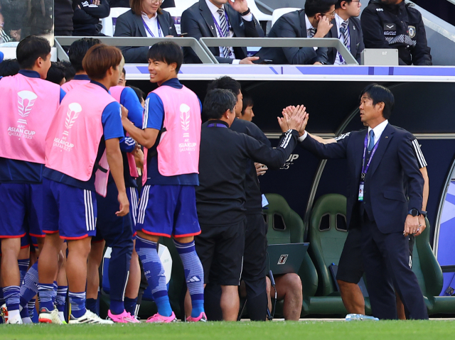 3일(현지시간) 카타르 알라이얀 에듀케이션 시티 스타디움 열린 2023 아시아축구연맹(AFC) 아시안컵 8강전 이란과 일본의 경기. 일본 모리야스 하지메 감독이 모리타 히데마사가 선취골을 넣자 코치진과 하이파이브를 하고 있다. 연합뉴스