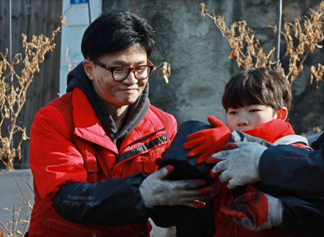 국민의힘 한동훈 비상대책위원장이 8일 오전 서울 노원구 백사마을에서 열린 '따뜻한 대한민국만들기 국민동행' 사랑의 연탄 나눔 행사에서 봉사활동을 하고 있다. 연합뉴스